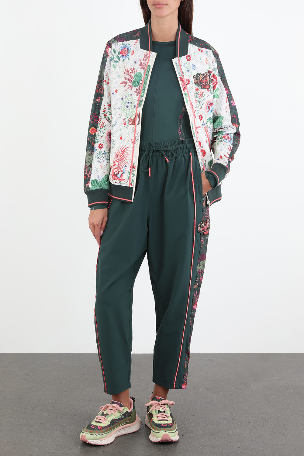 פומה עם ליברטי ז'קט בומבר פרחוני על רקע לבן